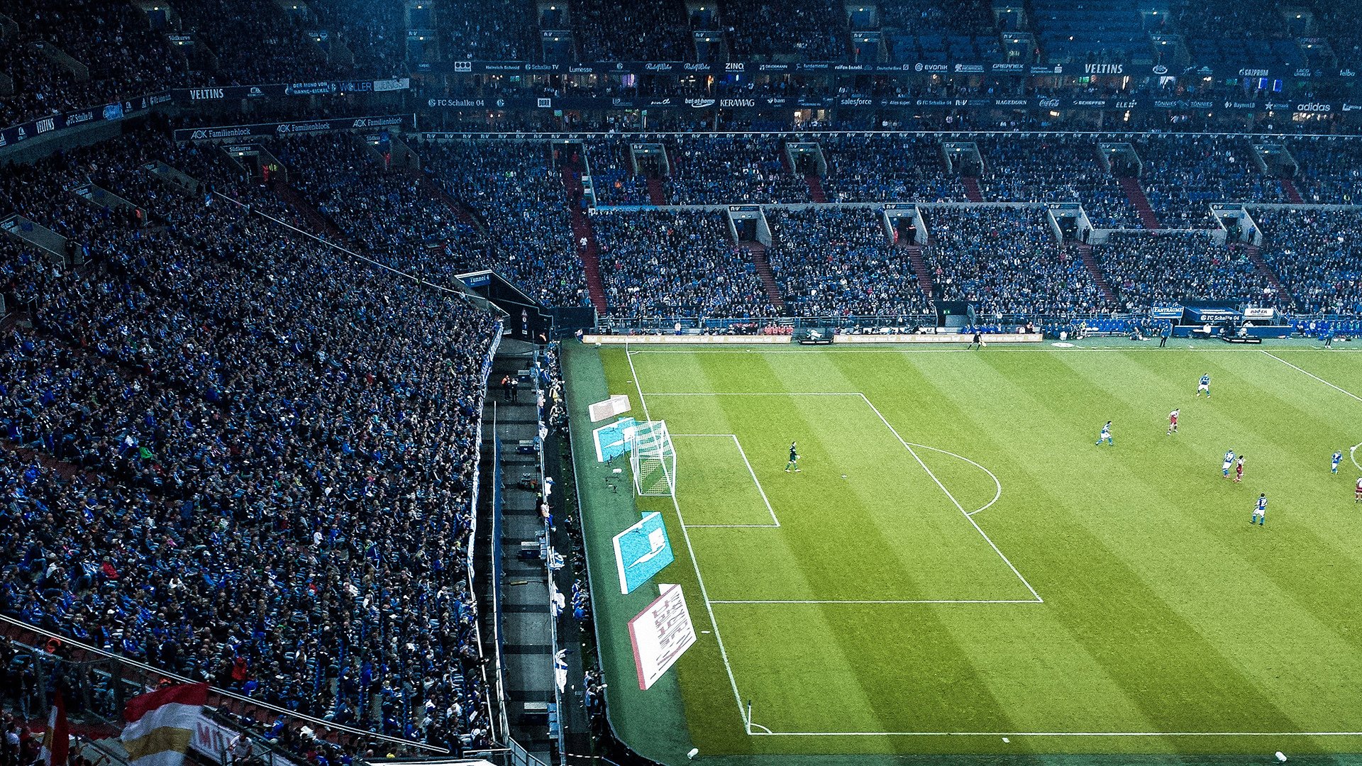 开云-赛道与绿茵的错位狂欢，当F1争冠叙事撞上足球绝杀哲学